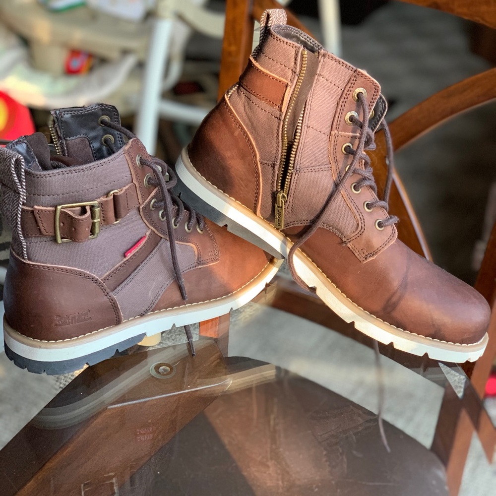 Mens Levi’s shoes w/ zipper on side & front laces